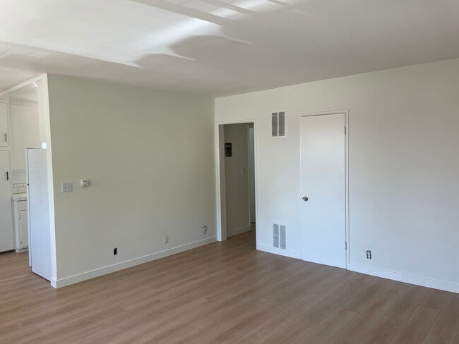 907 N Gardner St, Unit 8 in West Hollywood, CA - Foto de edificio - Building Photo