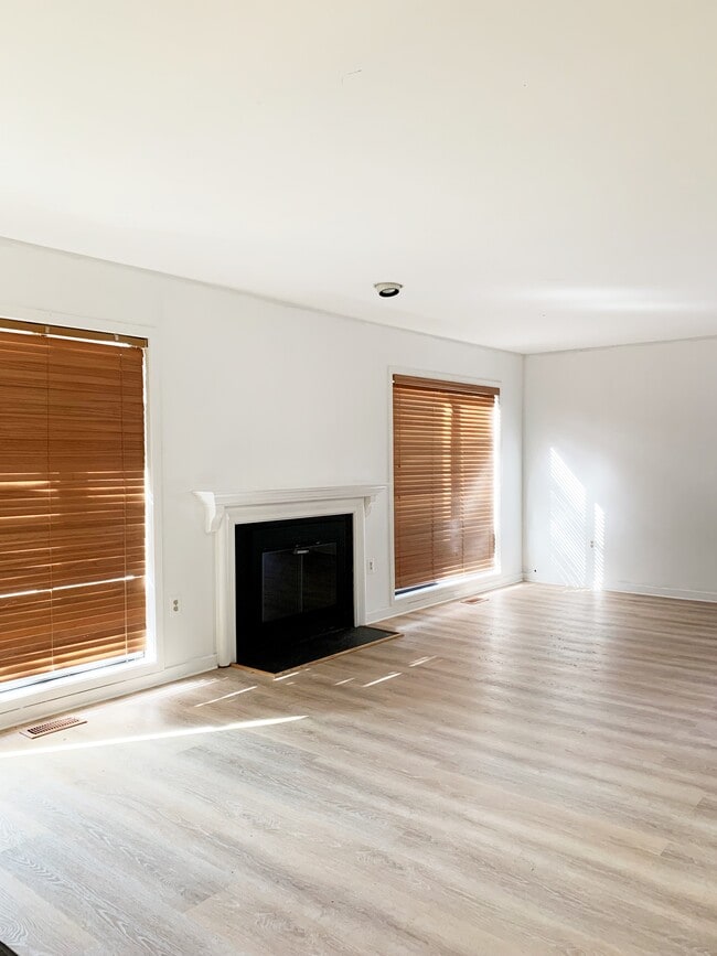 9745 Lake Shore Dr in Gaithersburg, MD - Building Photo - Building Photo