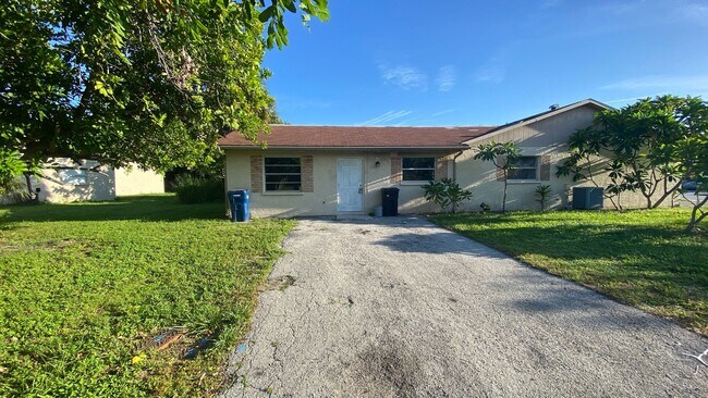 4520 68th St W in Bradenton, FL - Foto de edificio - Building Photo