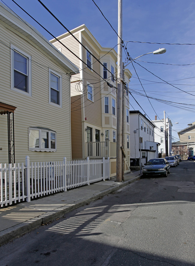 14-16 Vandine St in Cambridge, MA - Foto de edificio - Building Photo