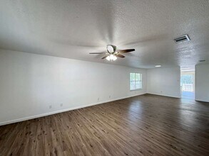 8206 Grimchester in Converse, TX - Foto de edificio - Building Photo