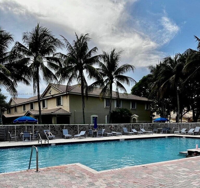 4142 Forest Dr in Weston, FL - Foto de edificio