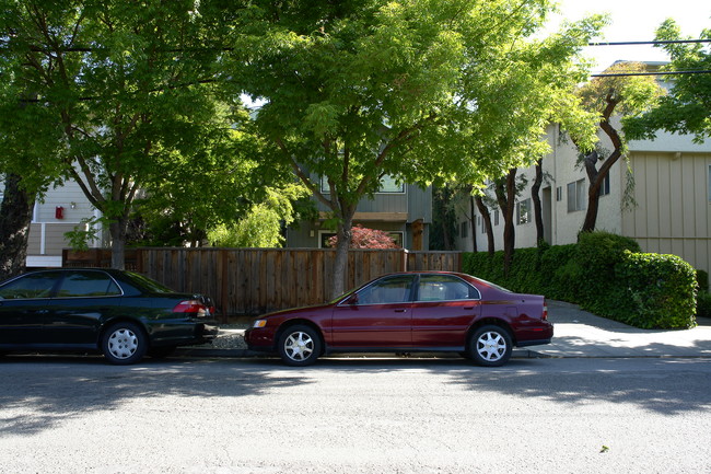 1516 San Antonio St in Menlo Park, CA - Foto de edificio - Building Photo