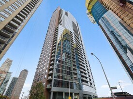 450 E Waterside Dr in Chicago, IL - Building Photo