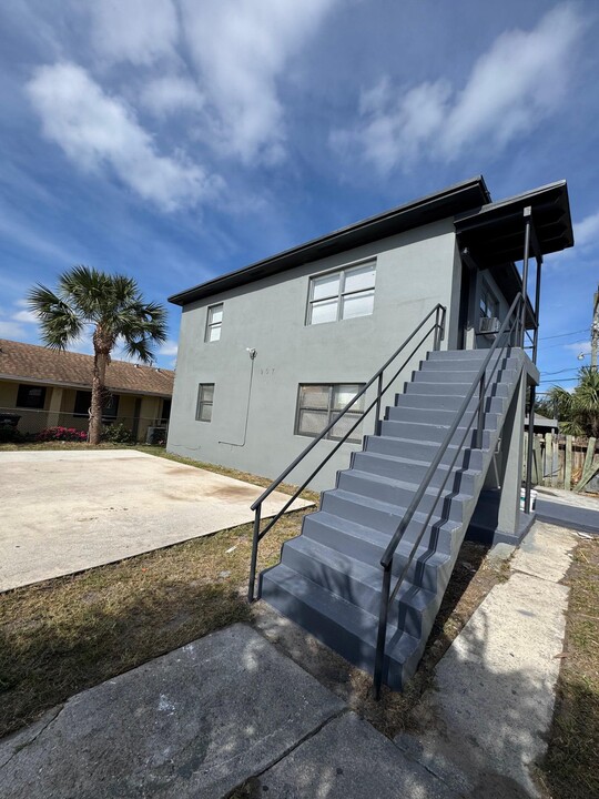 907 6th St-Unit -2 in West Palm Beach, FL - Building Photo