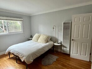 16144 W Sunset Blvd in Pacific Palisades, CA - Foto de edificio - Building Photo