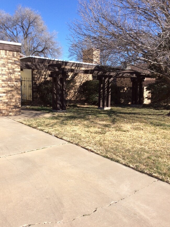 property at 1612 Colonial Pkwy