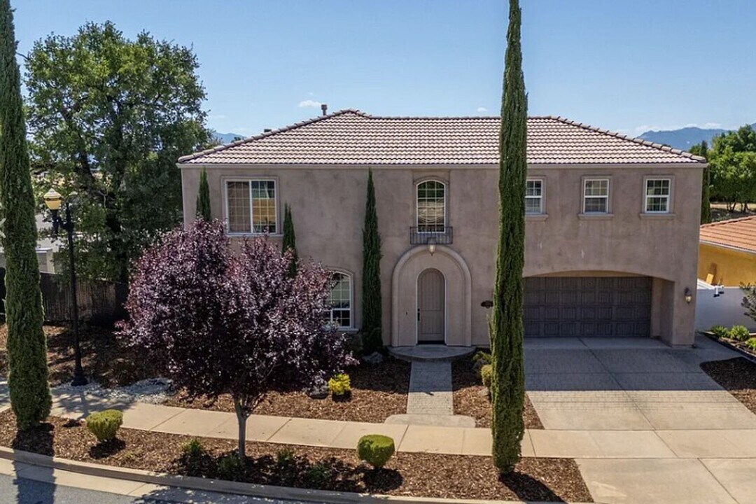 5569 Diamond Ridge Dr in Redding, CA - Building Photo