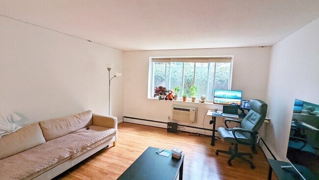 50 Green St, Unit 114 in Brookline, MA - Foto de edificio - Building Photo