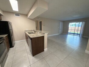 5307 Summerlin Rd in Ft. Myers, FL - Foto de edificio - Building Photo
