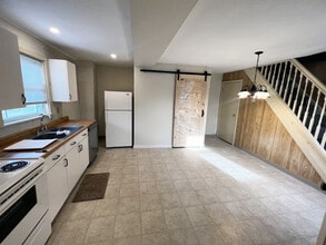 302 E Howard St, Unit 2 Top in Stowe, PA - Foto de edificio - Building Photo