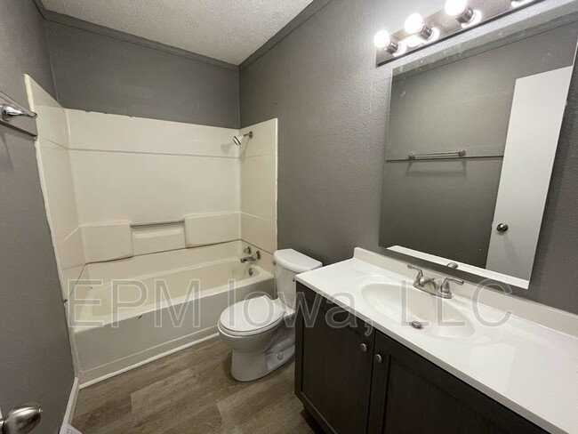 1242 Edgewood Dr in Waterloo, IA - Building Photo - Building Photo