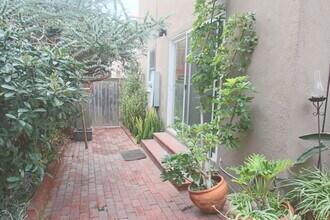 126 8th St, Unit B in Hermosa Beach, CA - Foto de edificio - Building Photo