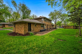 Hanssler Court Apartments in Peoria, IL - Building Photo - Building Photo