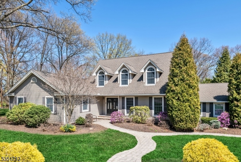 108 Mary Ann Ln in Wyckoff, NJ - Building Photo
