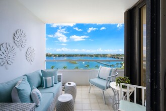 525 S Flagler Dr in West Palm Beach, FL - Foto de edificio - Building Photo