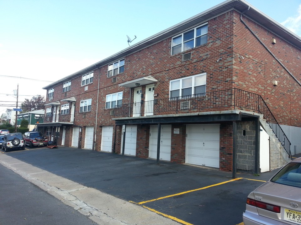 7516-7524 Kiesel Ter in North Bergen, NJ - Building Photo