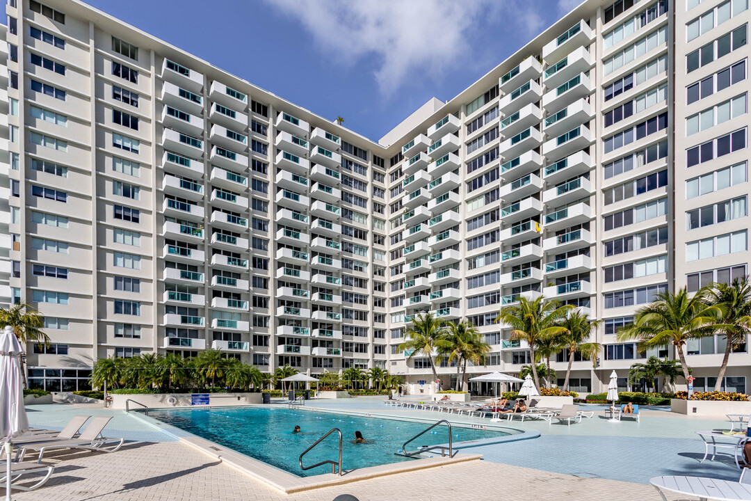 1200 West Ave, Unit #526 in Miami Beach, FL - Building Photo