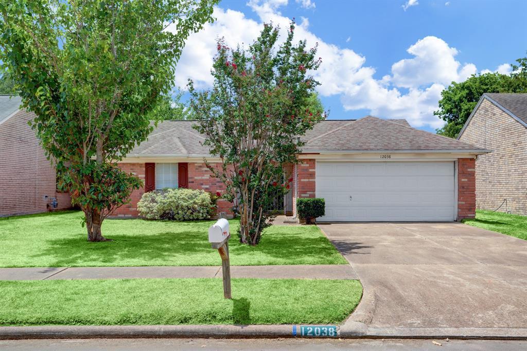 12038 Flaxen Dr in Houston, TX - Foto de edificio
