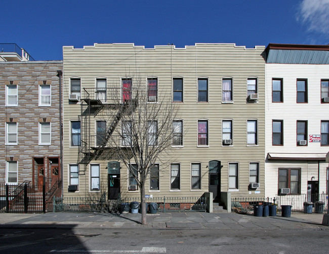 241 Montrose Ave in Brooklyn, NY - Building Photo - Building Photo