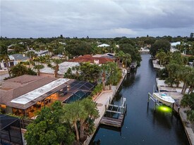 314 Avenida De Paradisio in Siesta Key, FL - Building Photo