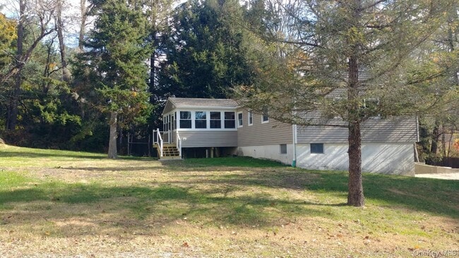 676-678-678 Oak Summit Rd in Millbrook, NY - Building Photo - Building Photo