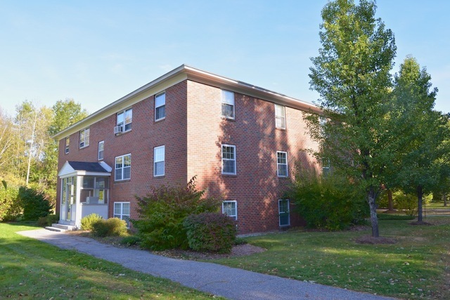 Keewaydin Pines in Laconia, NH - Foto de edificio