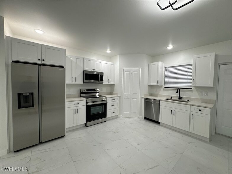 2005 Carver Ave, Unit 11-1111 in Ft. Myers, FL - Building Photo