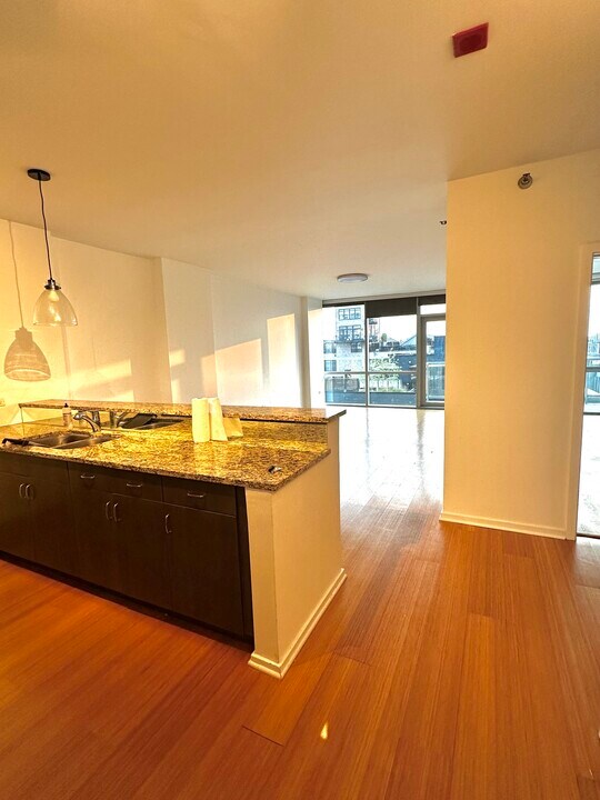125 S Green St, Unit 910A in Chicago, IL - Building Photo