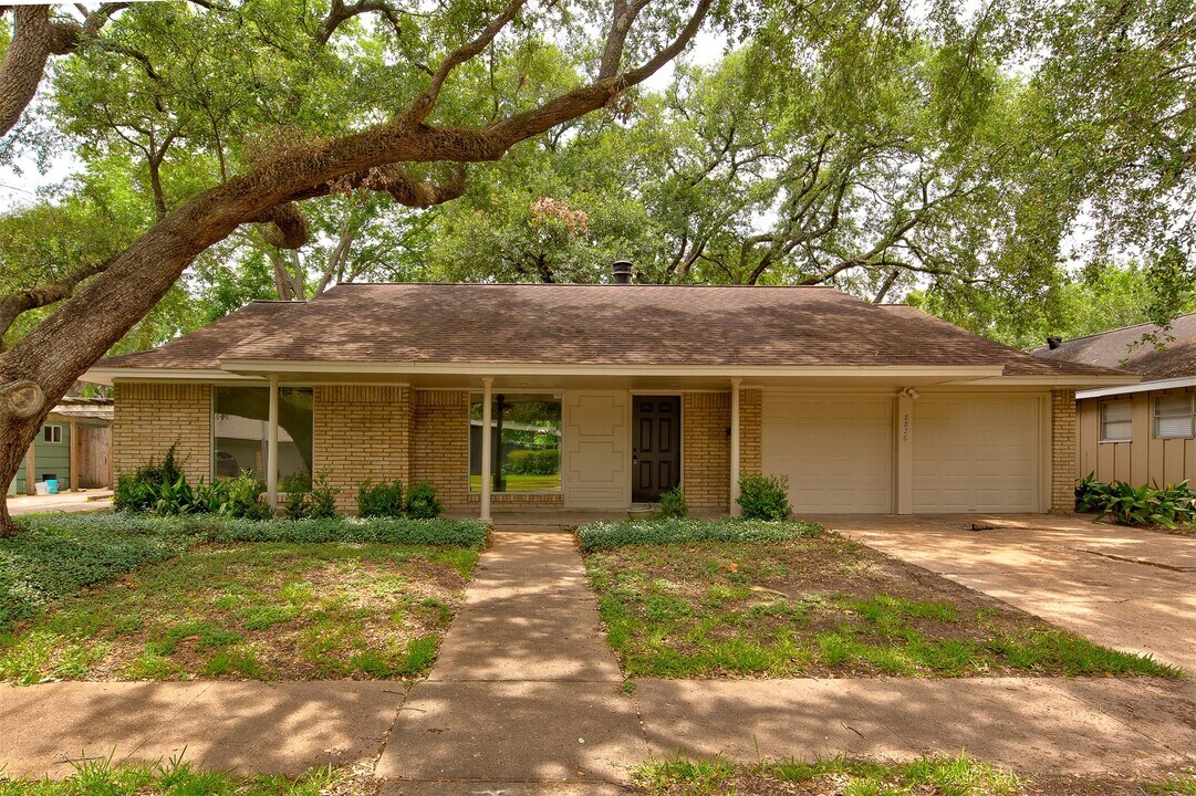8826 Robindell Dr in Houston, TX - Building Photo