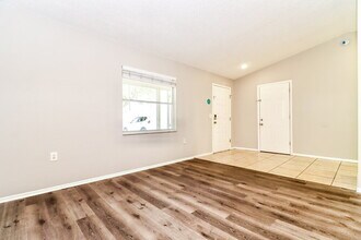 8047 Hathaway Dr in New Port Richey, FL - Building Photo - Building Photo