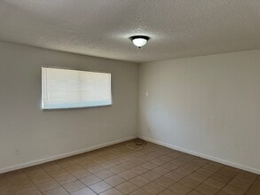 1121 Roselawn Ave in Modesto, CA - Foto de edificio - Building Photo