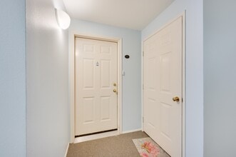 18210 73rd Ave NE, Unit 101 in Kenmore, WA - Building Photo - Building Photo