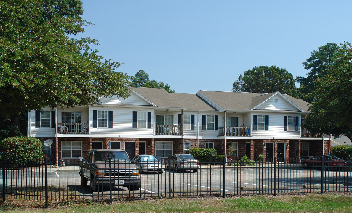 Saint Regis in Newport News, VA - Building Photo