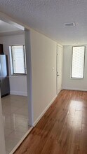 325 Lakeview Dr in Weston, FL - Building Photo - Building Photo
