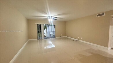 10377 N Kendall Dr in Miami, FL - Building Photo - Building Photo