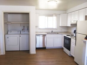 3102 Douglas Dr in Carson City, NV - Foto de edificio - Building Photo