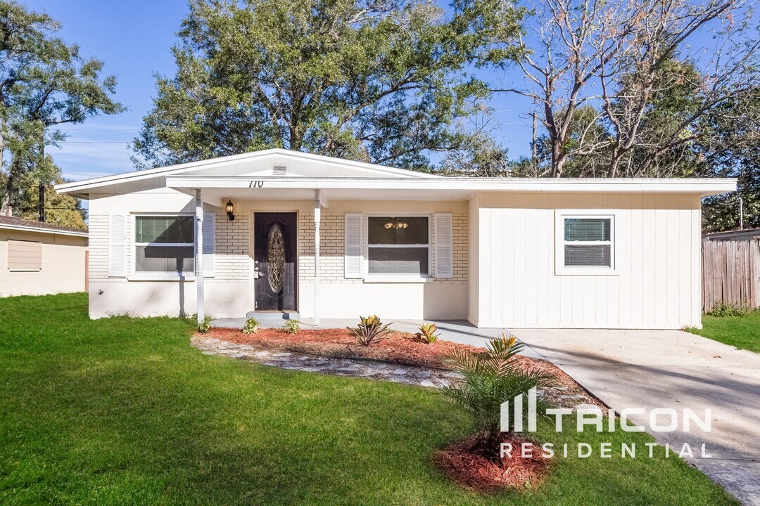 710 Westbrook Ave in Brandon, FL - Foto de edificio