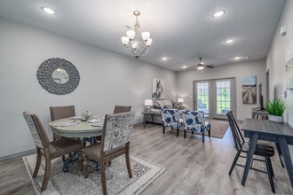 The Lodges at Logan Estates in Rogersville, MO - Foto de edificio - Building Photo