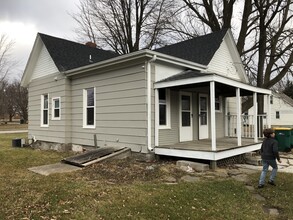 1029 E Adams St in Macomb, IL - Foto de edificio - Building Photo