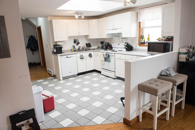 66 Brooks St, Unit 3 in Boston, MA - Building Photo - Building Photo