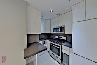 338 E 100th St in New York, NY - Building Photo - Building Photo