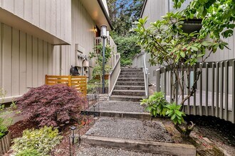 10854 NE 35th Pl in Bellevue, WA - Building Photo - Building Photo