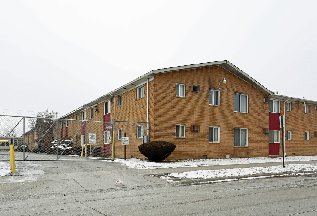 Country House Apartments in Detroit, MI - Building Photo