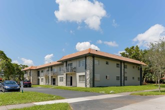 Lake Placid Condos in Miami Lakes, FL - Building Photo - Building Photo