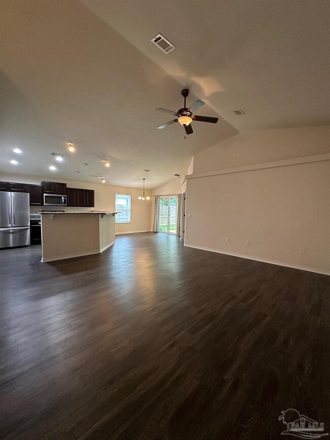 5933 Fairlands Rd in Milton, FL - Foto de edificio - Building Photo