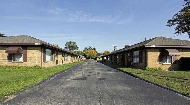 Royal Oak Crossings at 13 Mile in Royal Oak, MI - Building Photo - Building Photo