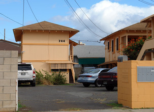 744-746 Ekela Ave in Honolulu, HI - Building Photo - Building Photo