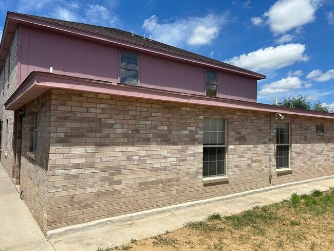 3021 S Malinche Ave-Unit -5 in Laredo, TX - Building Photo - Building Photo