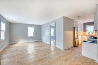 66 Ute Pl in Greenwich, CT - Building Photo - Building Photo